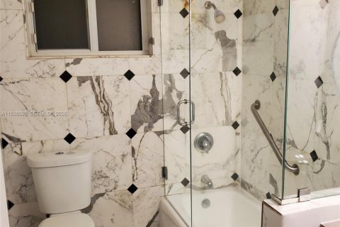 Villa ou maison à louer à Miami, Floride: 3 chambres, 261.43 m2 № 1995778 - photo 7