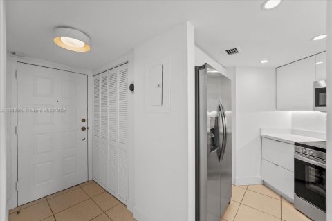 Condominio en alquiler en Miami Beach, Florida, 61.97 m2 № 1929264 - foto 9