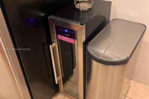 Condo in Miami Beach, Florida, 1 bedroom  № 1980265 - photo 17