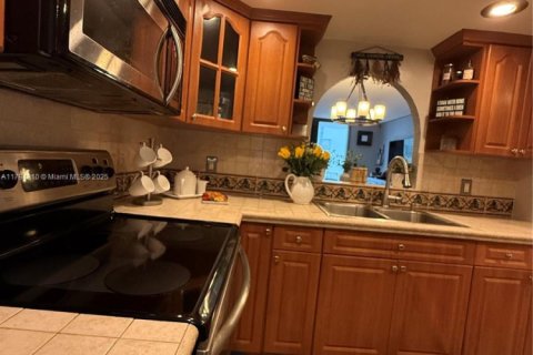 Condo in Miami Beach, Florida, 1 bedroom  № 1980265 - photo 14