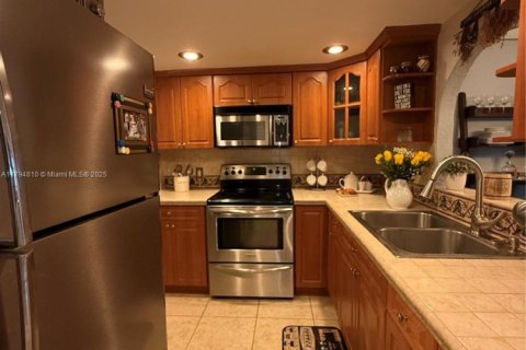 Condo in Miami Beach, Florida, 1 bedroom  № 1980265 - photo 13