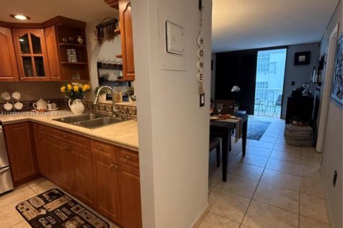 Condo in Miami Beach, Florida, 1 bedroom  № 1980265 - photo 12