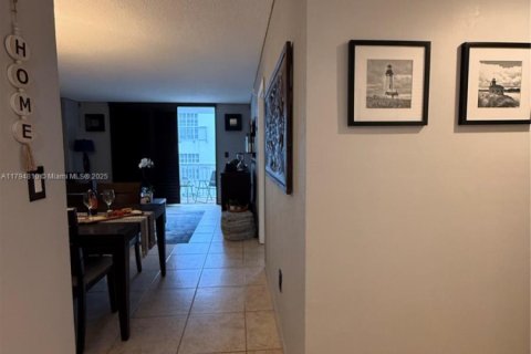 Condo in Miami Beach, Florida, 1 bedroom  № 1980265 - photo 10