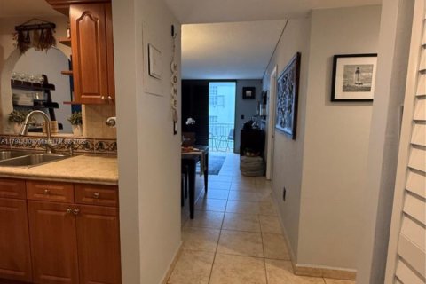 Condo in Miami Beach, Florida, 1 bedroom  № 1980265 - photo 11