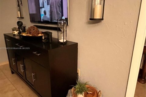 Condo in Miami Beach, Florida, 1 bedroom  № 1980265 - photo 18