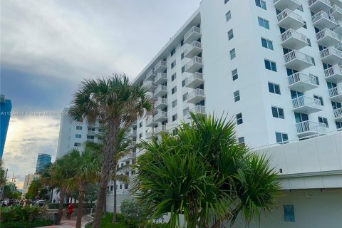 Condo in Miami Beach, Florida, 1 bedroom  № 1980265 - photo 1