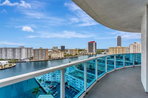 Condo in Hallandale Beach, Florida, 3 bedrooms  № 1026851 - photo 1