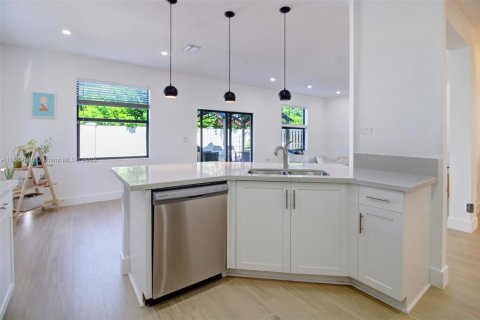 Снять в аренду виллу или дом в Майами, Флорида 4 спальни, 246.56м2, № 1938940 - фото 13