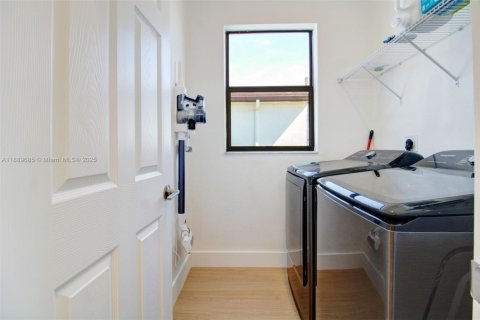 Снять в аренду виллу или дом в Майами, Флорида 4 спальни, 246.56м2, № 1938940 - фото 25