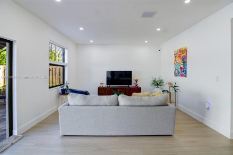 Снять в аренду виллу или дом в Майами, Флорида 4 спальни, 246.56м2, № 1938940 - фото 15