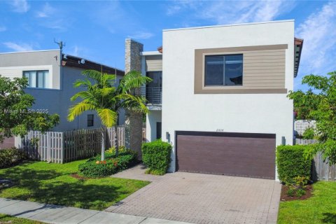 Снять в аренду виллу или дом в Майами, Флорида 4 спальни, 246.56м2, № 1938940 - фото 2