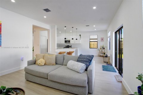 Снять в аренду виллу или дом в Майами, Флорида 4 спальни, 246.56м2, № 1938940 - фото 14