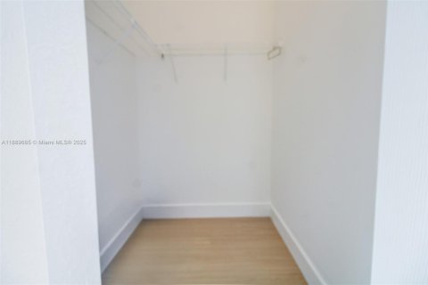 Снять в аренду виллу или дом в Майами, Флорида 4 спальни, 246.56м2, № 1938940 - фото 30