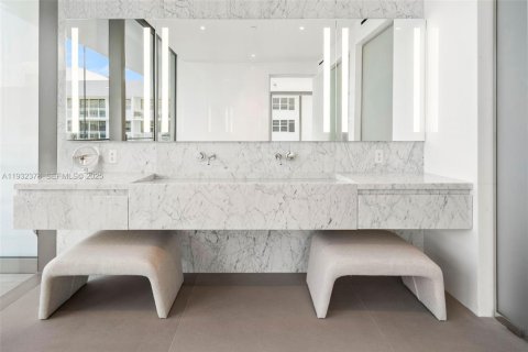 Condo in Hallandale Beach, Florida, 3 bedrooms  № 1991366 - photo 24