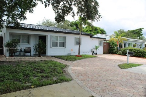 House in Hollywood, Florida 3 bedrooms, 126.35 sq.m. № 1779530 - photo 2