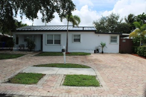 House in Hollywood, Florida 3 bedrooms, 126.35 sq.m. № 1779530 - photo 3