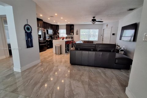 House in Hollywood, Florida 3 bedrooms, 126.35 sq.m. № 1779530 - photo 23