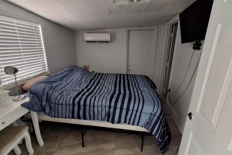 House in Hollywood, Florida 3 bedrooms, 126.35 sq.m. № 1779530 - photo 12