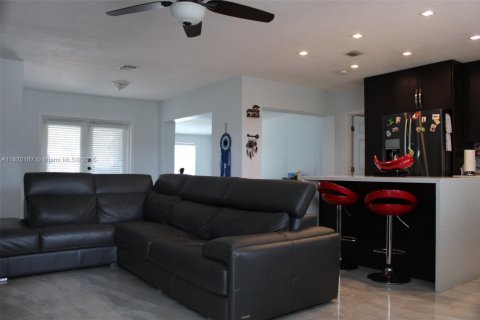 House in Hollywood, Florida 3 bedrooms, 126.35 sq.m. № 1779530 - photo 9