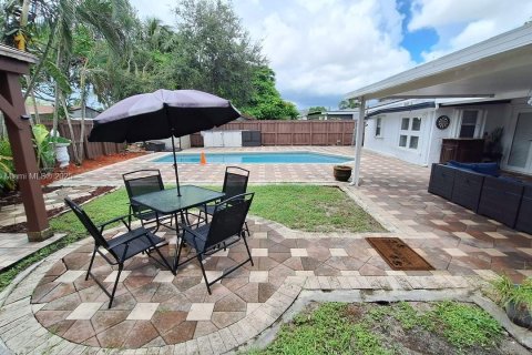 House in Hollywood, Florida 3 bedrooms, 126.35 sq.m. № 1779530 - photo 15
