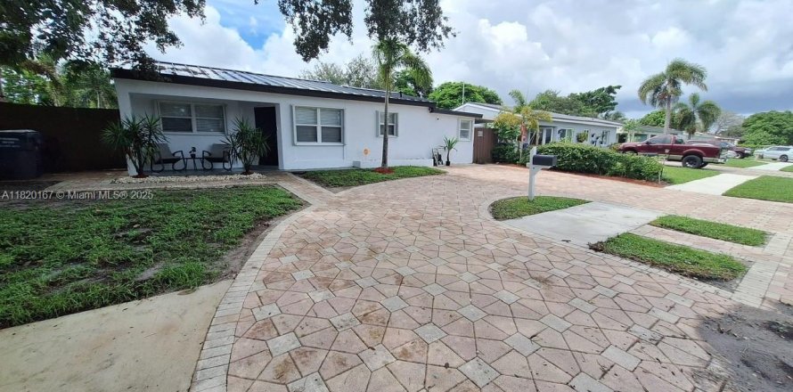 House in Hollywood, Florida 3 bedrooms, 126.35 sq.m. № 1779530