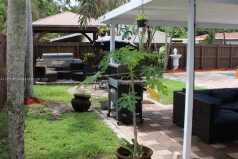 House in Hollywood, Florida 3 bedrooms, 126.35 sq.m. № 1779530 - photo 20