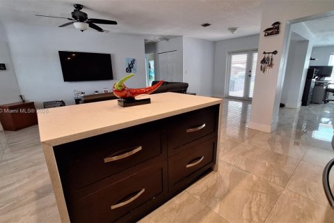 House in Hollywood, Florida 3 bedrooms, 126.35 sq.m. № 1779530 - photo 7