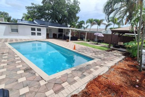 House in Hollywood, Florida 3 bedrooms, 126.35 sq.m. № 1779530 - photo 18