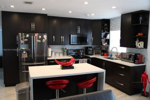House in Hollywood, Florida 3 bedrooms, 126.35 sq.m. № 1779530 - photo 5