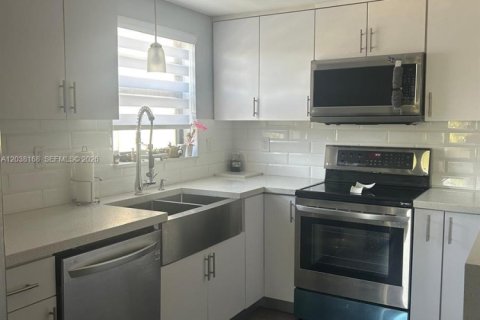 Condo in Miami, Florida, 3 bedrooms  № 2242580 - photo 2