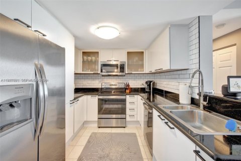 Condominio en alquiler en Hollywood, Florida, 3 dormitorios, 137.68 m2 № 2088518 - foto 9