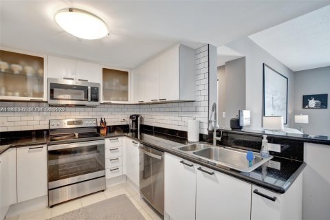 Condominio en alquiler en Hollywood, Florida, 3 dormitorios, 137.68 m2 № 2088518 - foto 10