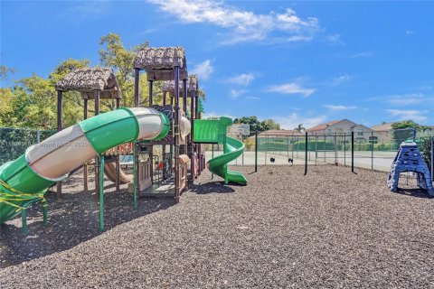 Casa en venta en Hollywood, Florida, 3 dormitorios, 153.1 m2 № 1939413 - foto 3