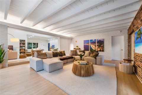 Снять в аренду виллу или дом в Корал-Гейблс, Флорида 4 спальни, 250м2, № 1946795 - фото 11