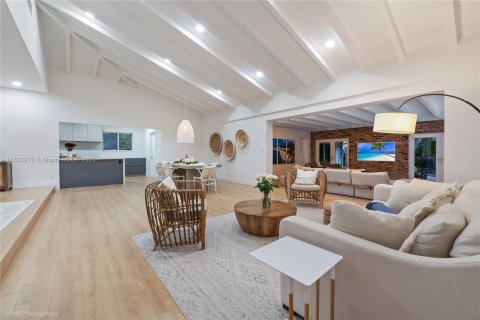 Снять в аренду виллу или дом в Корал-Гейблс, Флорида 4 спальни, 250м2, № 1946795 - фото 7