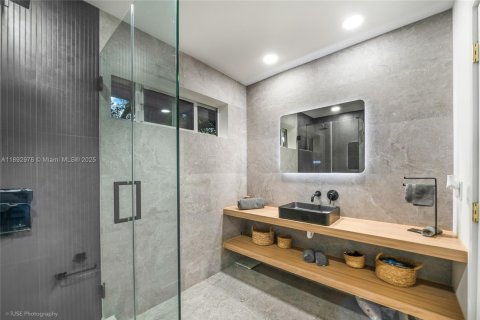 Снять в аренду виллу или дом в Корал-Гейблс, Флорида 4 спальни, 250м2, № 1946795 - фото 23