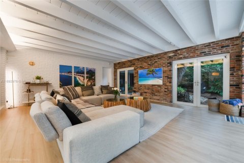 Снять в аренду виллу или дом в Корал-Гейблс, Флорида 4 спальни, 250м2, № 1946795 - фото 12