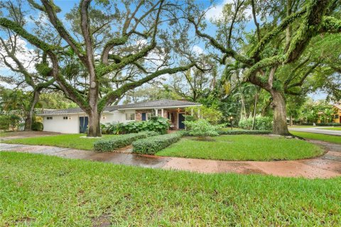 Снять в аренду виллу или дом в Корал-Гейблс, Флорида 4 спальни, 250м2, № 1946795 - фото 2