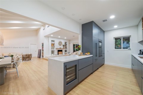 Снять в аренду виллу или дом в Корал-Гейблс, Флорида 4 спальни, 250м2, № 1946795 - фото 9