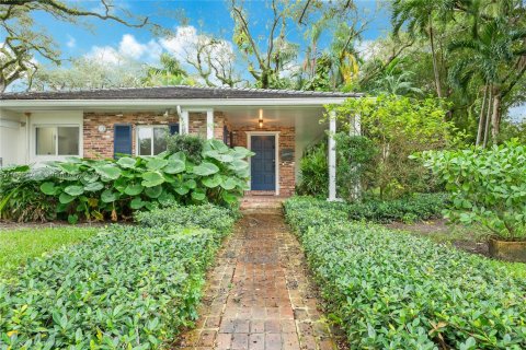 Снять в аренду виллу или дом в Корал-Гейблс, Флорида 4 спальни, 250м2, № 1946795 - фото 3