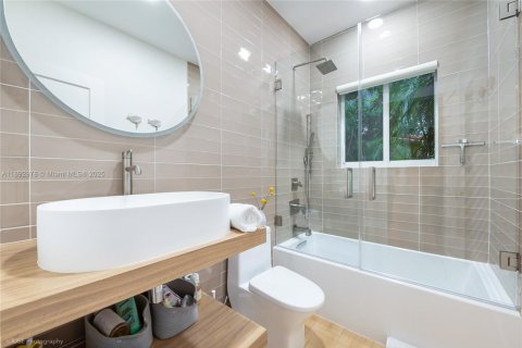 Снять в аренду виллу или дом в Корал-Гейблс, Флорида 4 спальни, 250м2, № 1946795 - фото 20