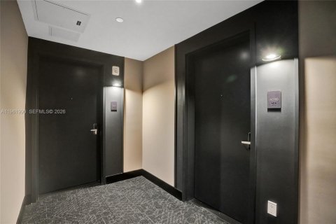 Estudio en el Condominio en Miami, Florida  № 2024698