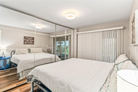 Condo in Tarpon Springs, Florida, 2 bedrooms № 2349615 - photo 23
