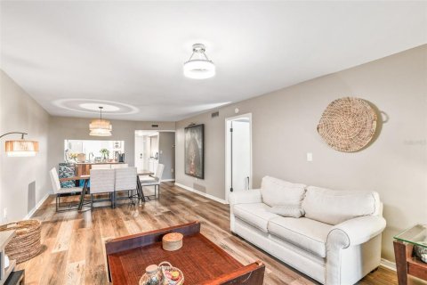 Condo in Tarpon Springs, Florida, 2 bedrooms № 2349615 - photo 18