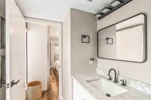 Condo in Tarpon Springs, Florida, 2 bedrooms № 2349615 - photo 26