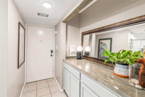 Condo in Tarpon Springs, Florida, 2 bedrooms № 2349615 - photo 12