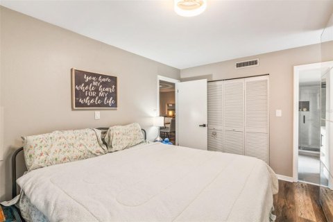 Condo in Tarpon Springs, Florida, 2 bedrooms № 2349615 - photo 24