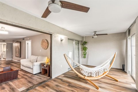 Condo in Tarpon Springs, Florida, 2 bedrooms № 2349615 - photo 20