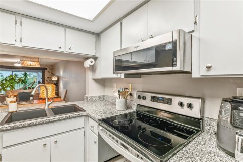 Condo in Tarpon Springs, Florida, 2 bedrooms № 2349615 - photo 14