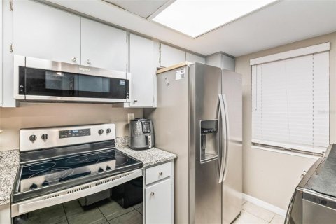 Condo in Tarpon Springs, Florida, 2 bedrooms № 2349615 - photo 13
